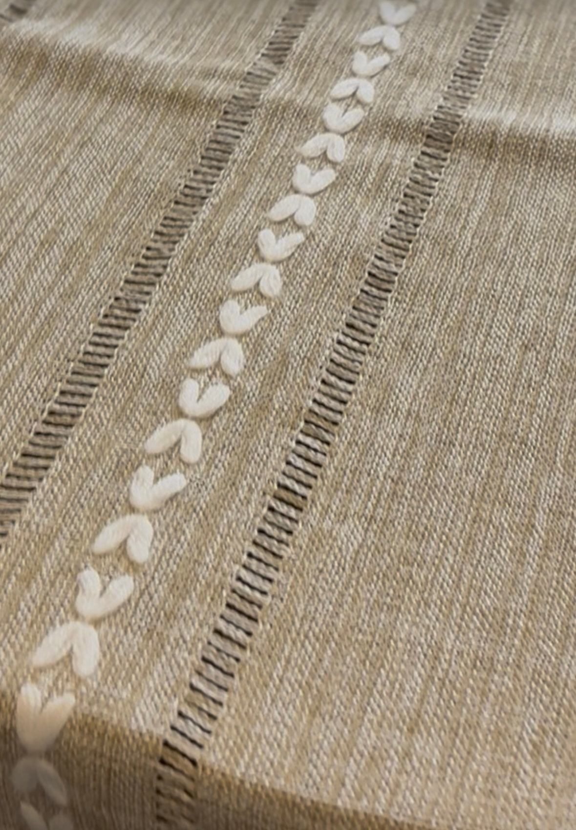 Sunlit Wheat Breeze Tassel Table runner